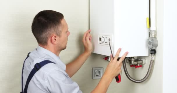 Fontanero Está Tratando Solucionar Problema Calefacción Residencial Reparación Caldera Gas — Vídeos de Stock