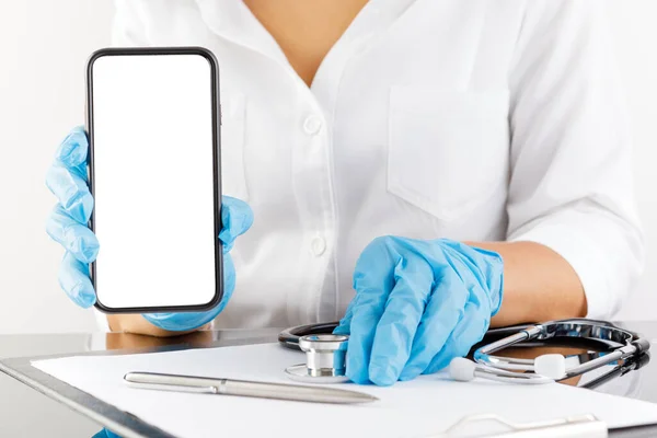 Woman Doctor Showing Blank Screen Mobile Phone Online Doctors Consultation — Fotografia de Stock