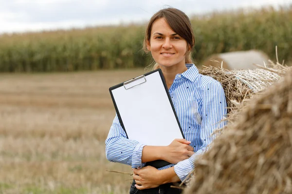 Piękna Dziewczyna Agronomist Notatnikiem Analizuje Uprawy Kukurydzy — Zdjęcie stockowe