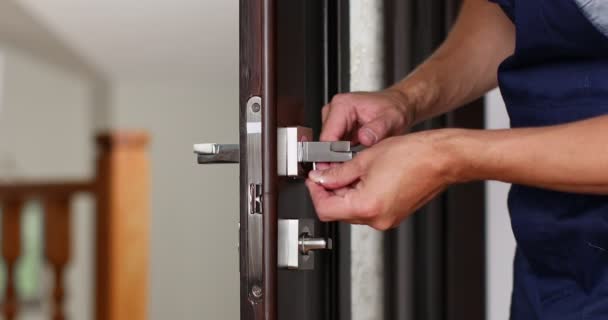 Man Repairing Doorknob Closeup Workers Hands Installing New Door Locker — Vídeos de Stock