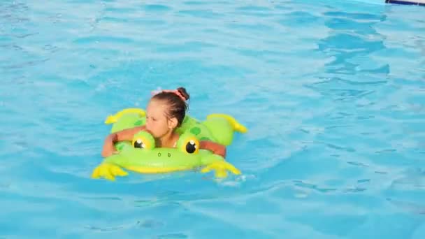 Χαμογελαστό Κορίτσι Στην Πισίνα Παιδί Παίζει Θερινές Διακοπές Μαθήματα Καλοκαίρι — Αρχείο Βίντεο