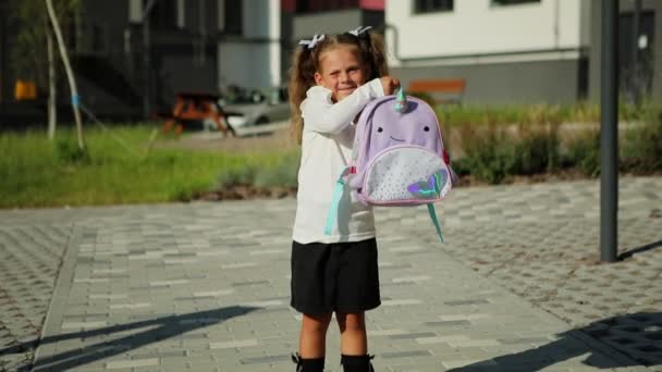 Little Girl Goes School Park Path Distance Education Concept Schoolgirl — Vídeos de Stock