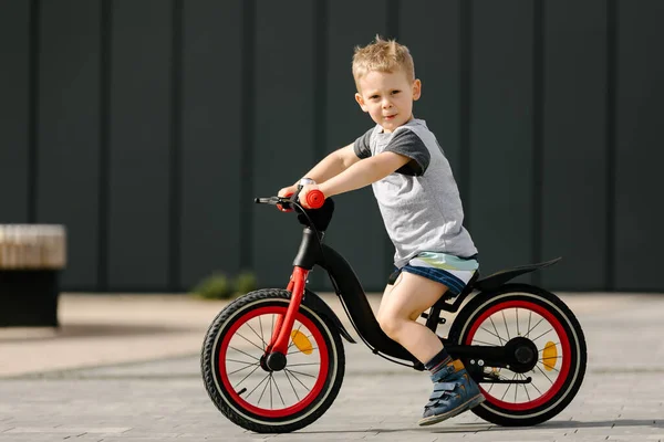 Niño Pequeño Montando Una Bicicleta Parque Ciudad — Foto de Stock