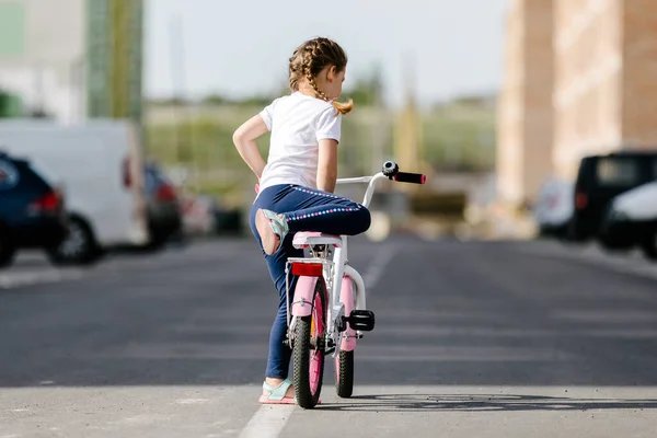Niña Bicicleta Parque Verano Ciclismo Aire Libre — Foto de Stock