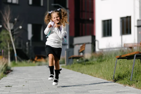 Little Girl Goes School Park Path Distance Education Concept — Foto de Stock