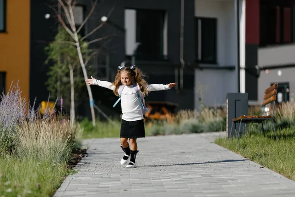 Little Girl Goes School Park Path Distance Education Concept — Foto de Stock