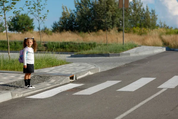 Schoolgirl Crosses Road Pedestrian Crossing — Stockfoto