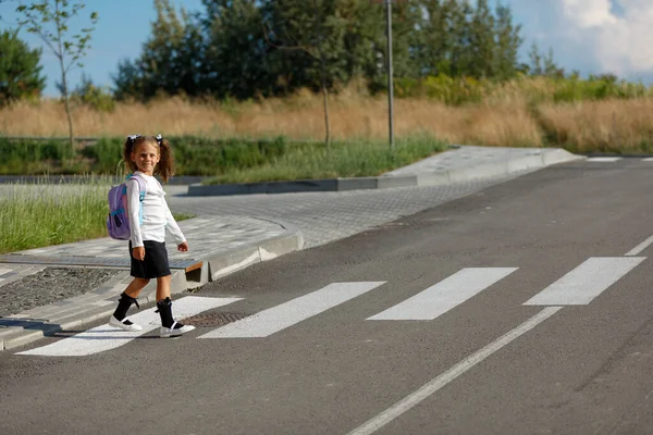 Schoolgirl Crosses Road Pedestrian Crossing — Foto de Stock