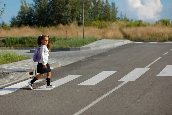 Schoolgirl Crosses Road Pedestrian Crossing — Foto de Stock