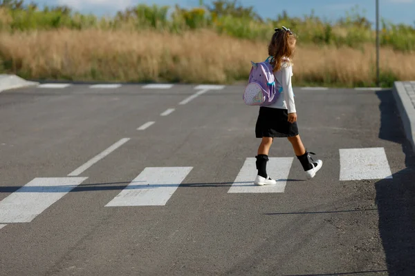 Schoolgirl Crosses Road Pedestrian Crossing — Stock fotografie