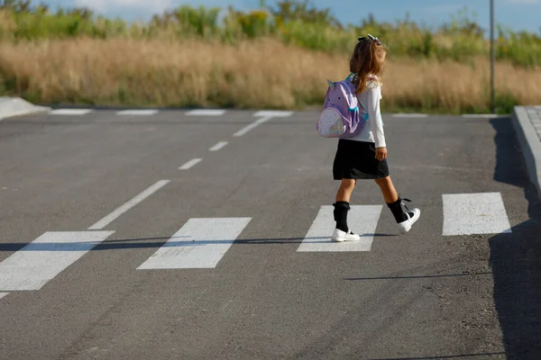 Schoolgirl Crosses Road Pedestrian Crossing — 스톡 사진