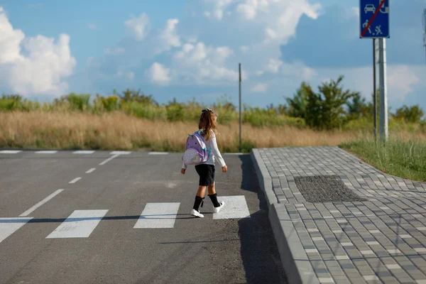 Schoolgirl Crosses Road Pedestrian Crossing — Foto de Stock