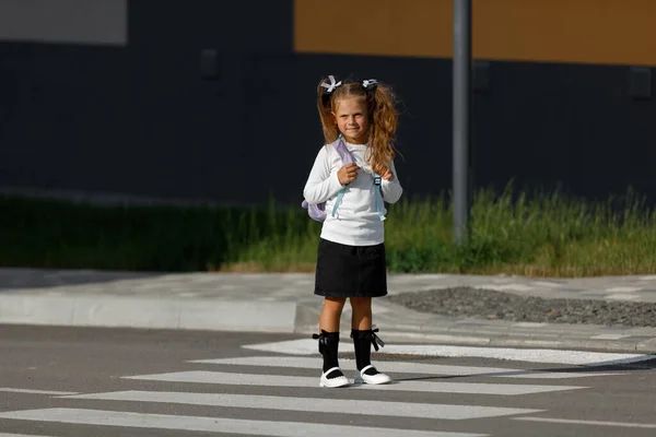 Schoolgirl Crosses Road Pedestrian Crossing — Foto de Stock