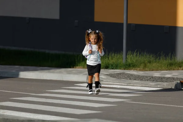 Schoolgirl Crosses Road Pedestrian Crossing — Foto de Stock