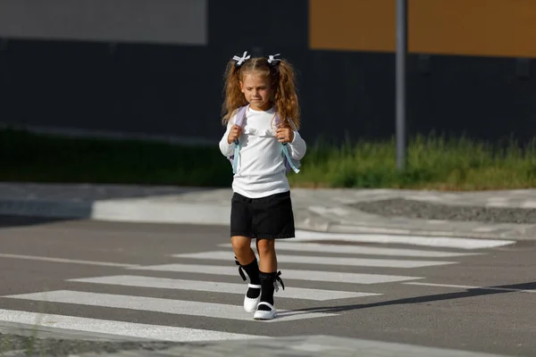 Schoolgirl Crosses Road Pedestrian Crossing — 스톡 사진