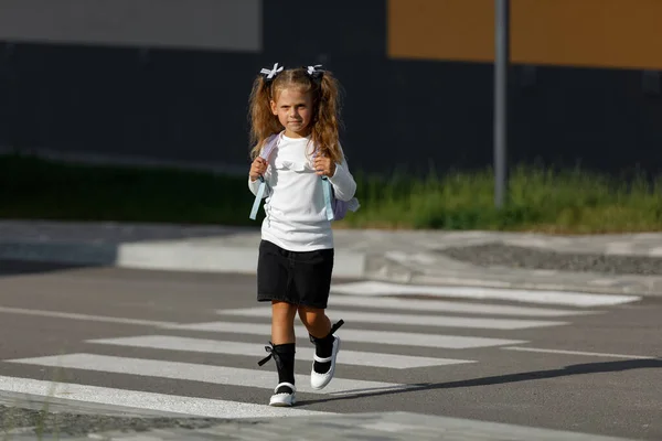 Schoolgirl Crosses Road Pedestrian Crossing — Foto de Stock