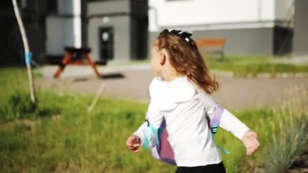 Little Girl Goes School Park Path Distance Education Concept Schoolgirl — Vídeo de Stock