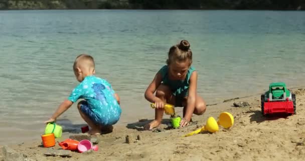 Les Enfants Jouent Sur Rive Rivière Sur Sable Par Une — Video
