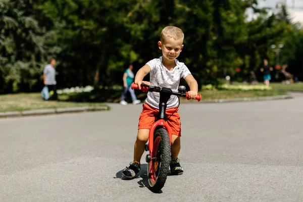 Niño Pequeño Montando Una Bicicleta Parque Ciudad — Foto de Stock