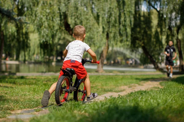 Niño Pequeño Montando Una Bicicleta Parque Ciudad — Foto de Stock