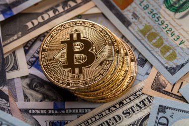 Altın Bitcoin madeni para üzerimizde. Yakın plan. Elektronik kripto para birimi