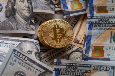 Altın Bitcoin madeni para üzerimizde. Yakın plan. Elektronik kripto para birimi