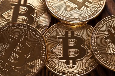 Altın Bitcoin madeni para üzerimizde. Yakın plan. Elektronik kripto para birimi