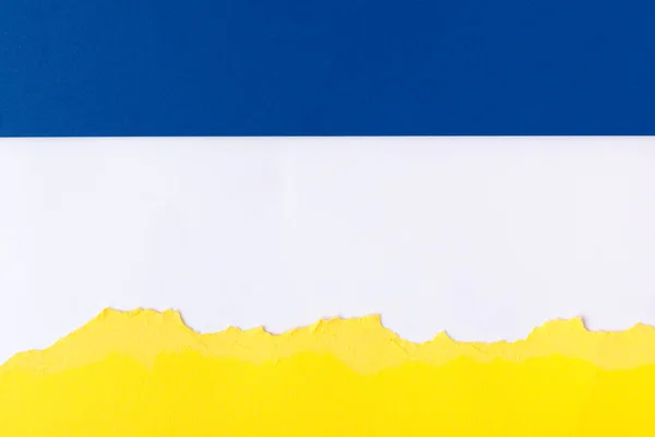Yırtık Kenarlı Sarı Mavi Bir Delik Ukrayna Kavram Savaşı Bayrak — Stok fotoğraf