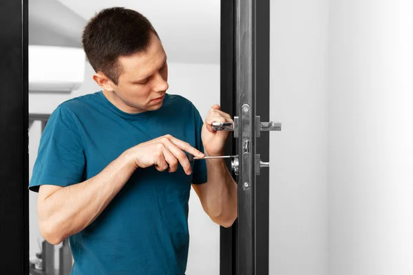 ドアノブを修理する男 木製のドアを固定する錠前屋 — ストック写真