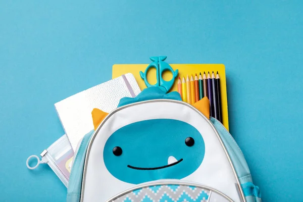 Рюкзак Шкільними Приладдям Синьо Жовтому Тлі Вид Зверху Копіювання Простору — стокове фото