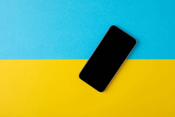 在乌克兰国旗的背景下的空屏幕手机 — 图库照片