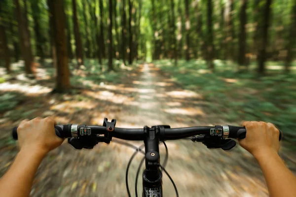 Bisikletle Tepeden Aşağıya Doğru Hızla Inen Dağ Bisikleti Motorcuların Gözlerinden — Stok fotoğraf