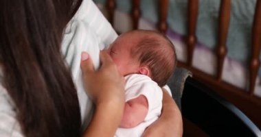 Annem bebeği emziriyor. Küçük çocuk süt içer. Annelik, aile, doğum kavramı. Yüksek kalite 4k görüntü