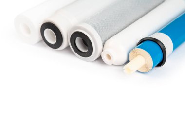 Açık mavi arkaplandaki su için fişekleri filtrele. Ters osmoz su arıtma sisteminin kurulumu.