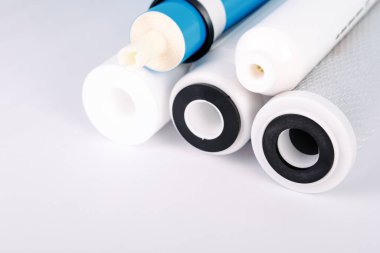 Açık mavi arkaplandaki su için fişekleri filtrele. Ters osmoz su arıtma sisteminin kurulumu.