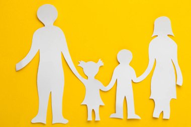 Ukrayna 'nın çocuğunun aile ile barış hayali kurması. Ukrayna 'nın ulusal renklerinde boyanmış kağıt kesimi bir aile. Ukrayna bayrağı