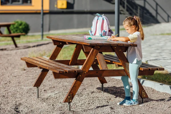 Szczęśliwa Uczennica Plecakiem Uśmiechnięta Czytająca Notatki Notatnikach Odrabiająca Lekcje Ulicy — Zdjęcie stockowe