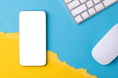 Ukrayna bayrağının arka planında boş ekran cep telefonu.