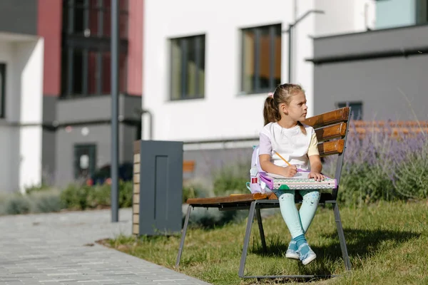 Szczęśliwa Uczennica Plecakiem Uśmiechnięta Czytająca Notatki Notatnikach Odrabiająca Lekcje Ulicy — Zdjęcie stockowe