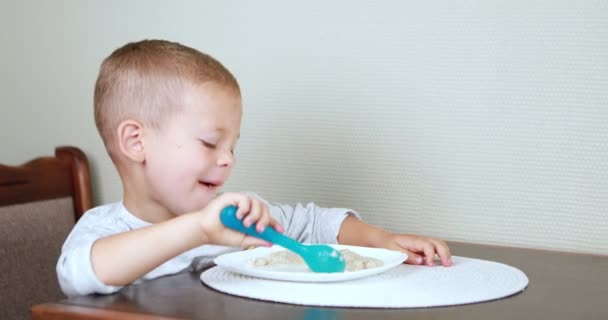 Мальчик Ест Кашу Кухне Концепция Счастливой Семьи Здорового Питания Детей — стоковое видео