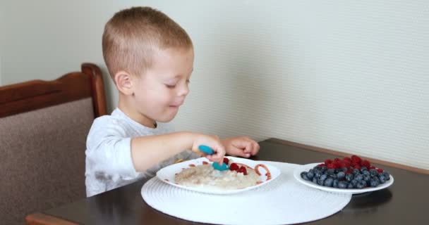 Pojken Äter Gröt Köket Konceptet Med Lycklig Familj Friska Äta — Stockvideo