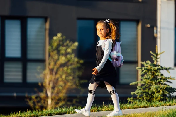 Uma Menina Vai Para Escola Através Parque Longo Caminho Conceito — Fotografia de Stock