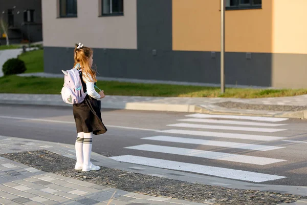 Schoolgirl Crosses Road Pedestrian Crossing — 스톡 사진