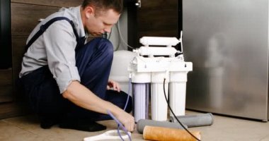 Tesisatçı su filtresindeki filtre elementini değiştir. Yüksek kalite 4k görüntü