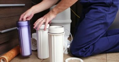 Tesisatçı su filtresindeki filtre elementini değiştir. Yüksek kalite 4k görüntü