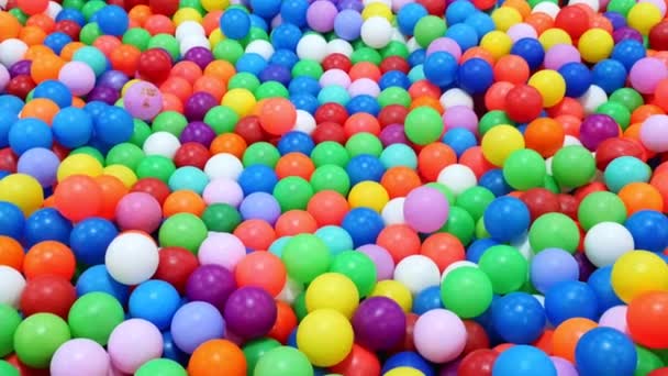 Petite Fille Couchée Sur Des Boules Plastique Multicolores Dans Piscine — Video