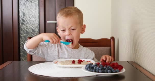 Anak Itu Makan Bubur Dapur Konsep Keluarga Bahagia Makan Anak — Stok Video
