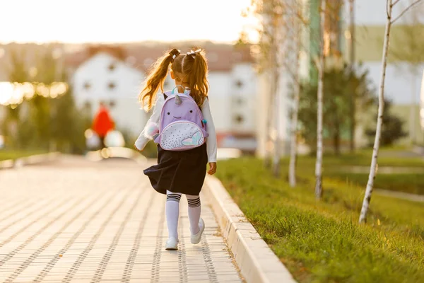 소녀가 공원을 학교에 갑니다 학교에서 집으로 돌아오는 여대생 — 스톡 사진