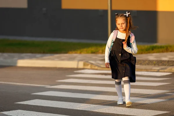 Schoolgirl Crosses Road Pedestrian Crossing — Foto de Stock