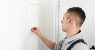 Tamirat yapan bir elektrikçi. Sigorta kutusunda elektrikli aktivatör ekipmanı olan elektrikçinin elleri. 